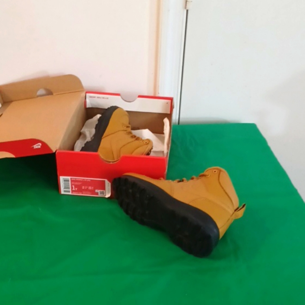 Almost excellent condition youth nike boots